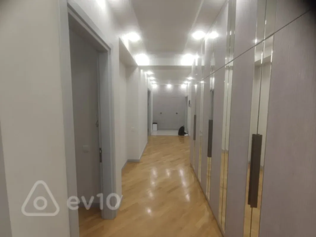 Kirayə verilir 3 otaqlı yeni tikili 141 m²