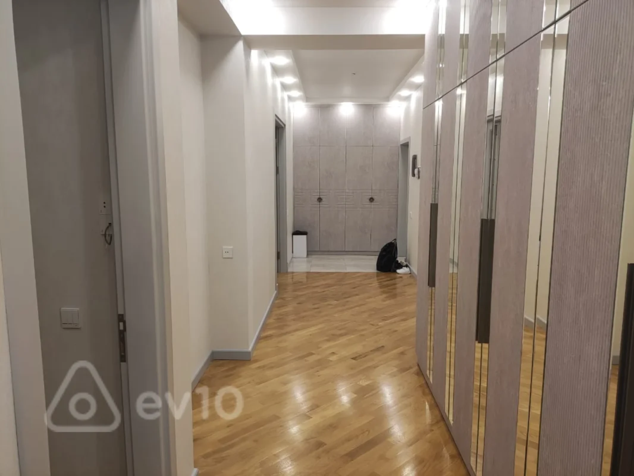 Kirayə verilir 3 otaqlı yeni tikili 141 m²