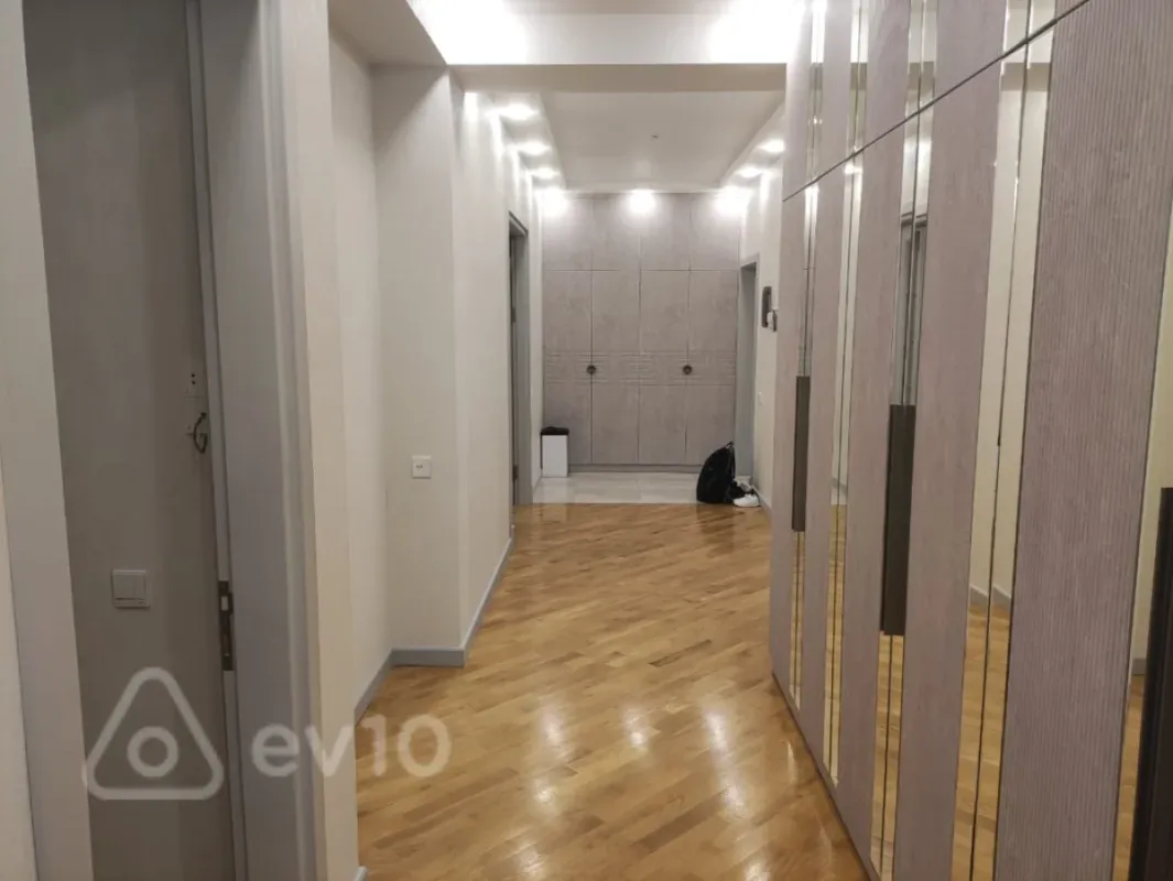 Kirayə verilir 3 otaqlı yeni tikili 141 m²