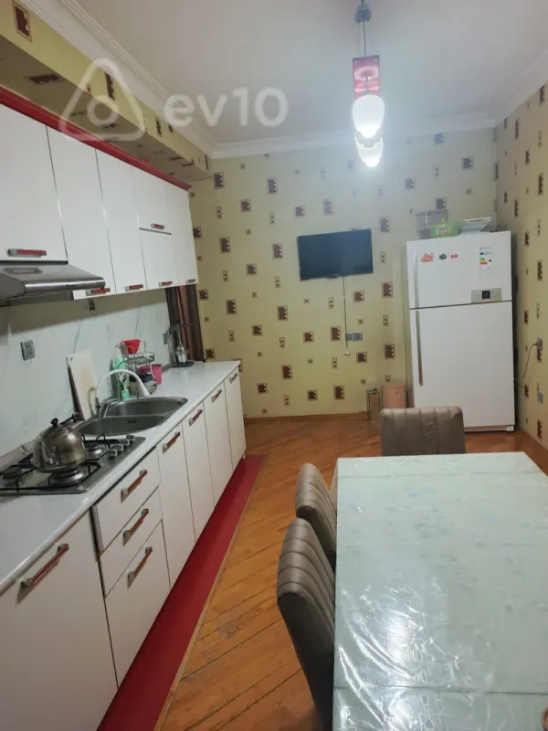Kirayə verilir 3 otaqlı yeni tikili 140 m²