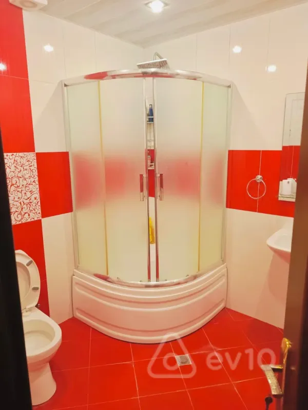 Kirayə verilir 3 otaqlı yeni tikili 140 m²