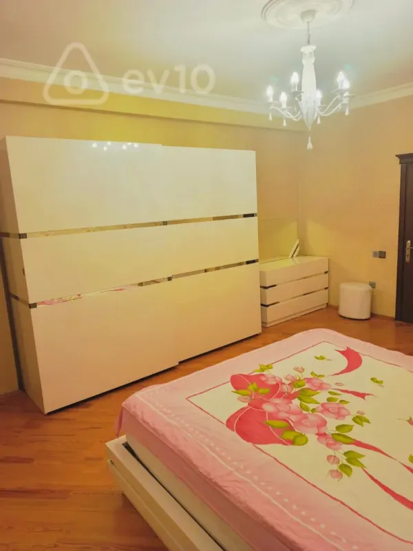 Kirayə verilir 3 otaqlı yeni tikili 140 m²