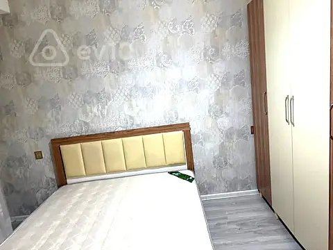 Kirayə verilir 3 otaqlı köhnə tikili 90 m²