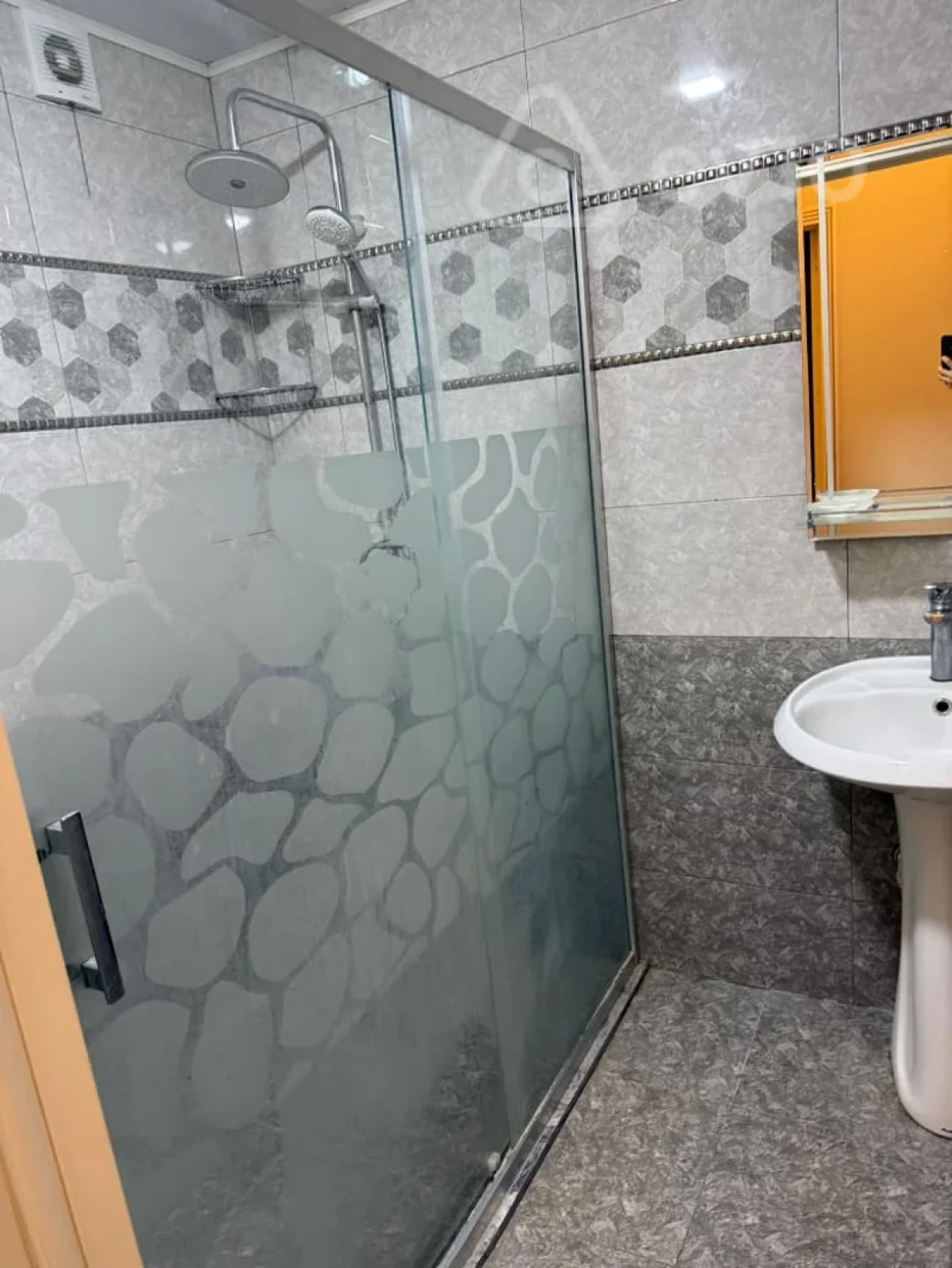 Kirayə verilir 3 otaqlı köhnə tikili 90 m²