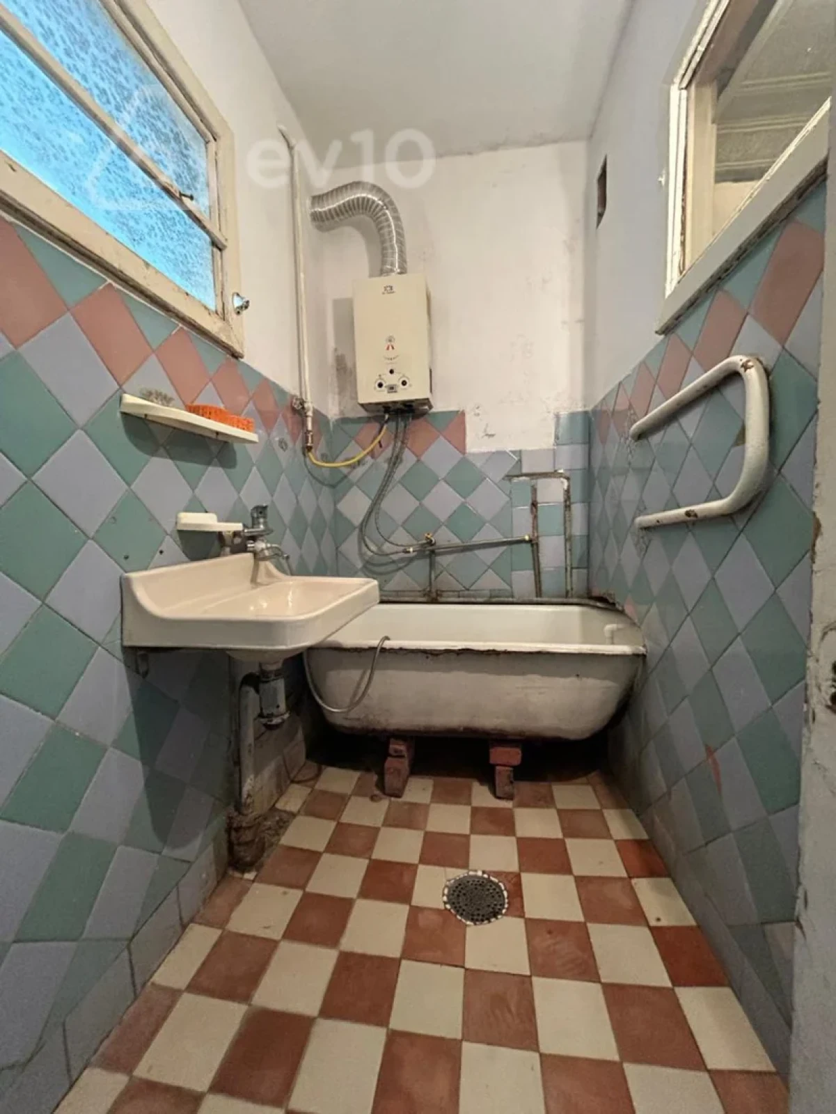 Satılır 3 otaqlı köhnə tikili 85 m²