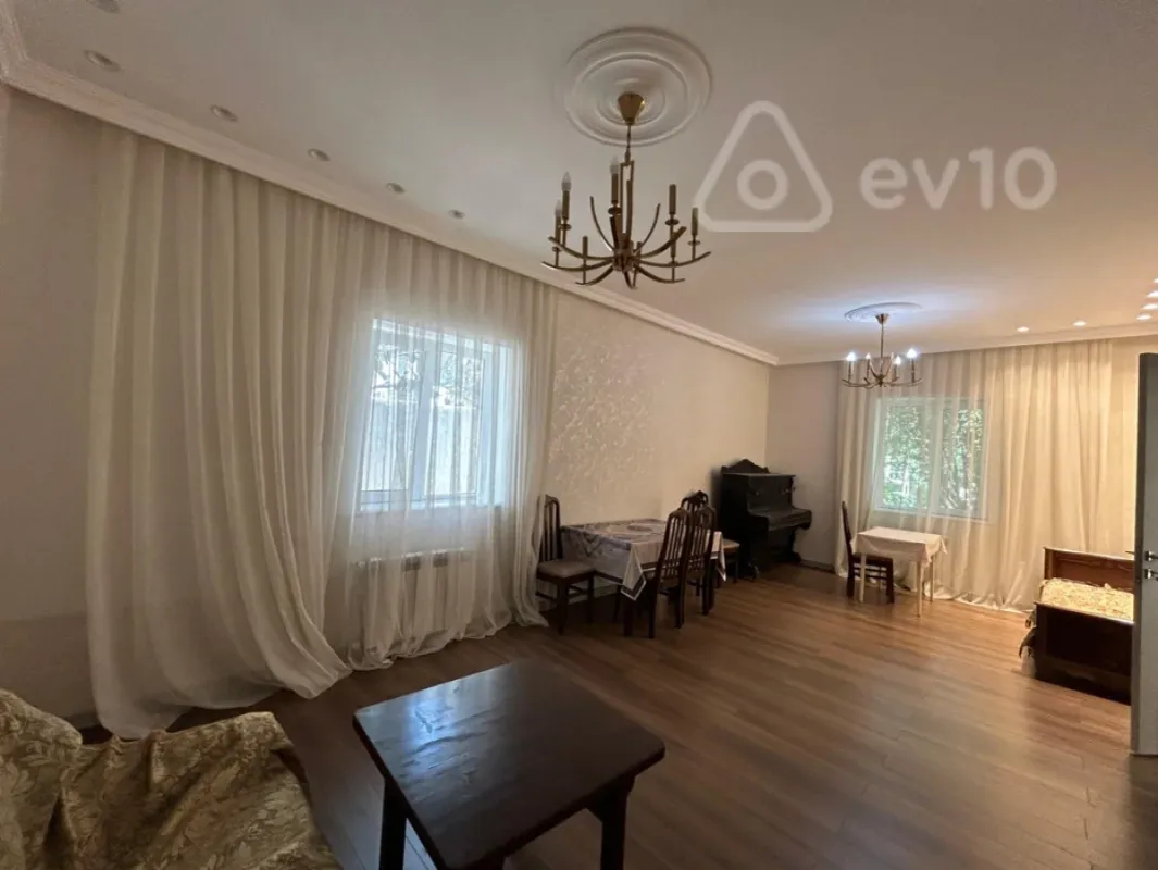 Kirayə verilir 2 otaqlı köhnə tikili 60 m²