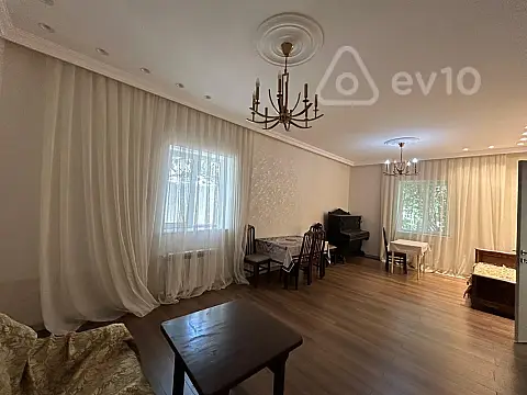 Kirayə verilir 2 otaqlı köhnə tikili 60 m²