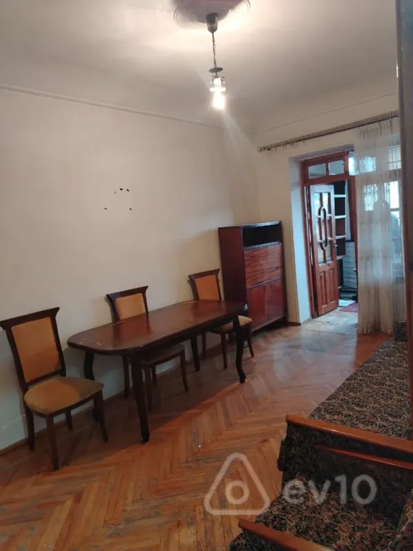 Satılır 2 otaqlı köhnə tikili 55 m²