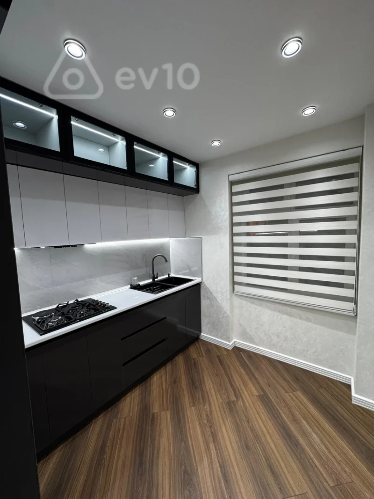 Satılır 2 otaqlı köhnə tikili 65 m²