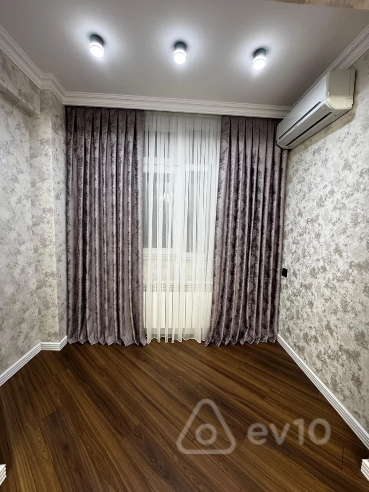 Satılır 2 otaqlı köhnə tikili 65 m²