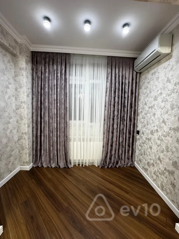 Satılır 2 otaqlı köhnə tikili 65 m²