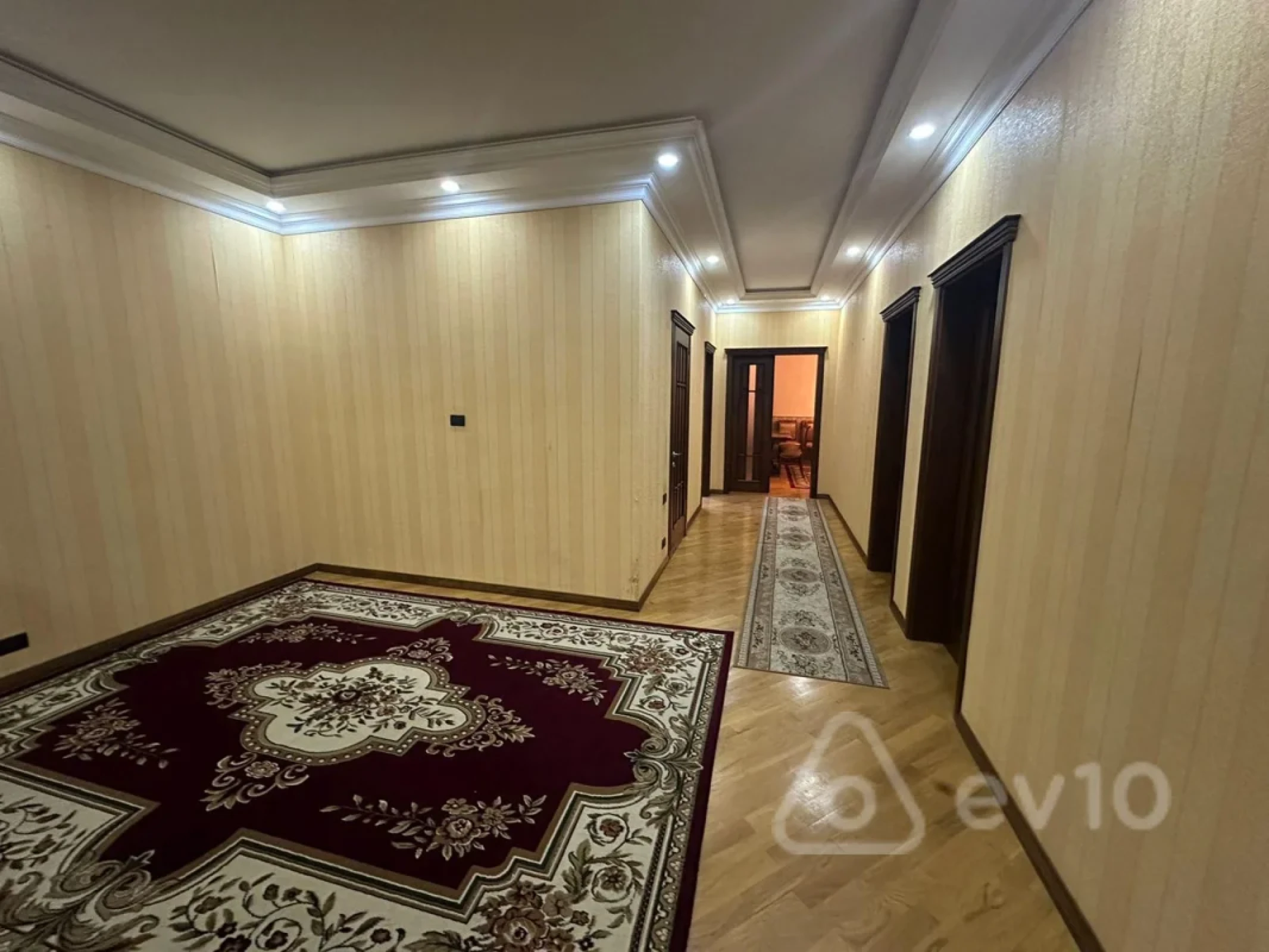Kirayə verilir 3 otaqlı yeni tikili 170 m²