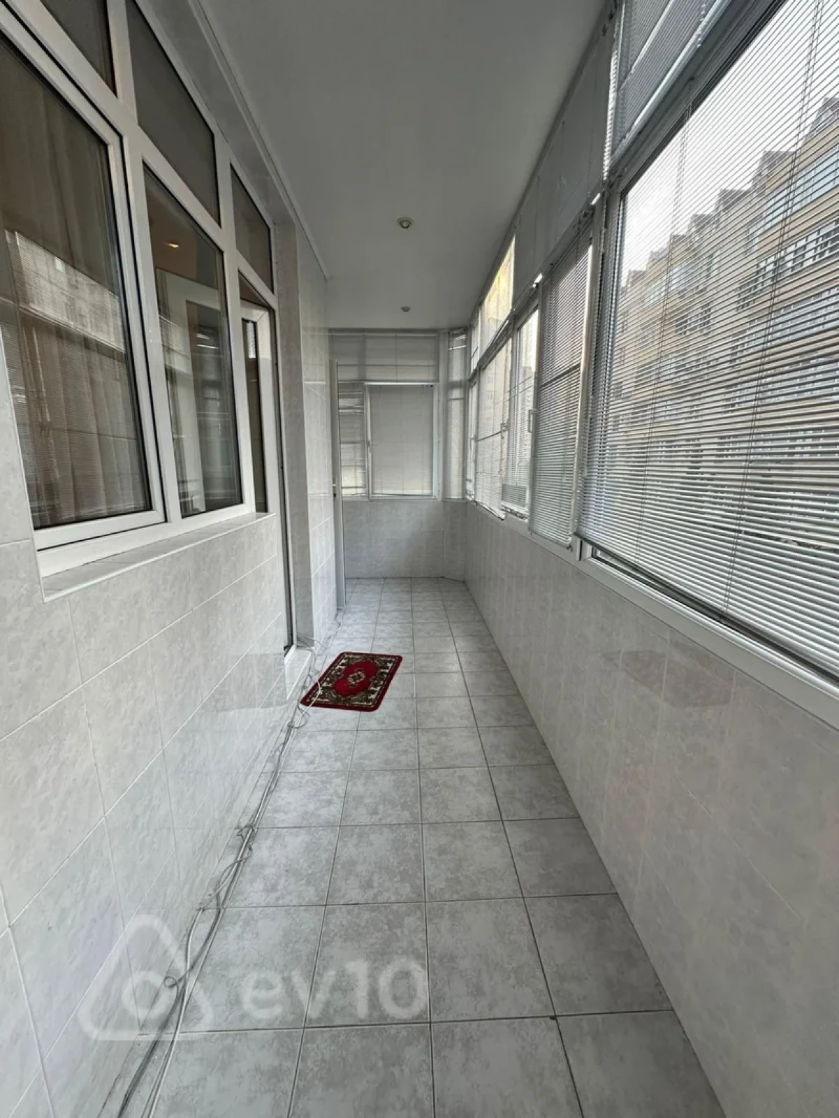 Kirayə verilir 3 otaqlı yeni tikili 170 m²