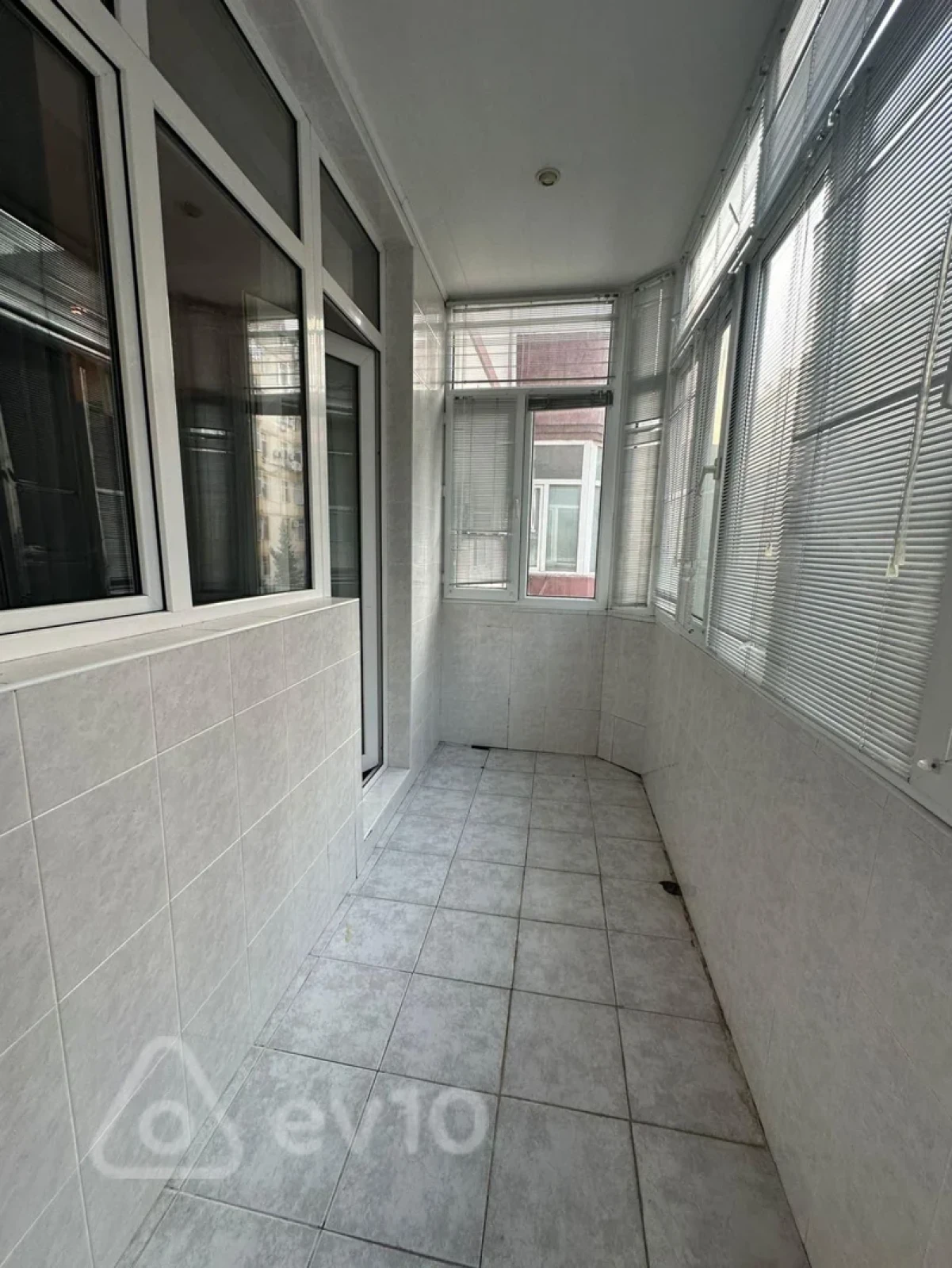 Kirayə verilir 3 otaqlı yeni tikili 170 m²