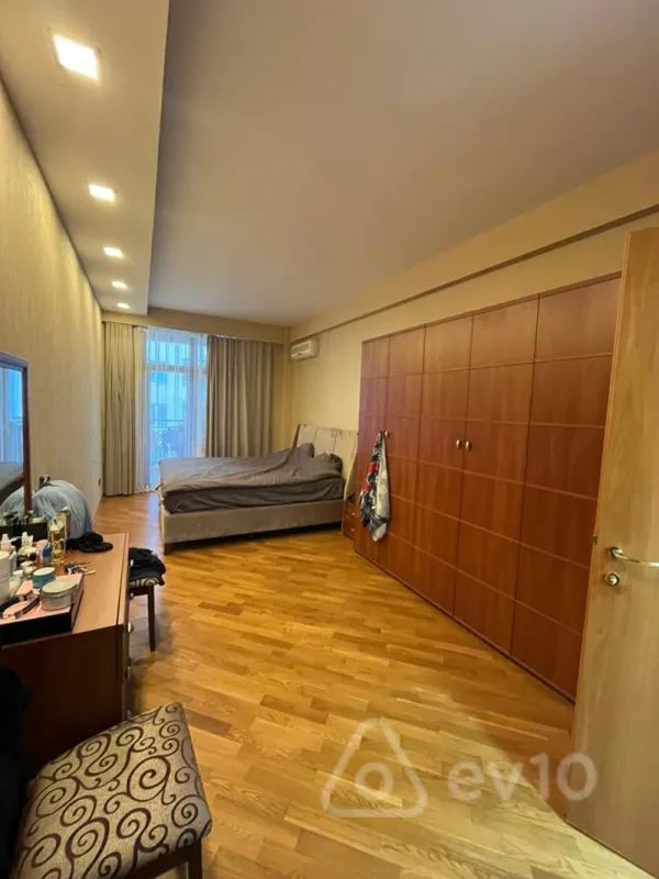 Satılır 3 otaqlı yeni tikili 185 m²