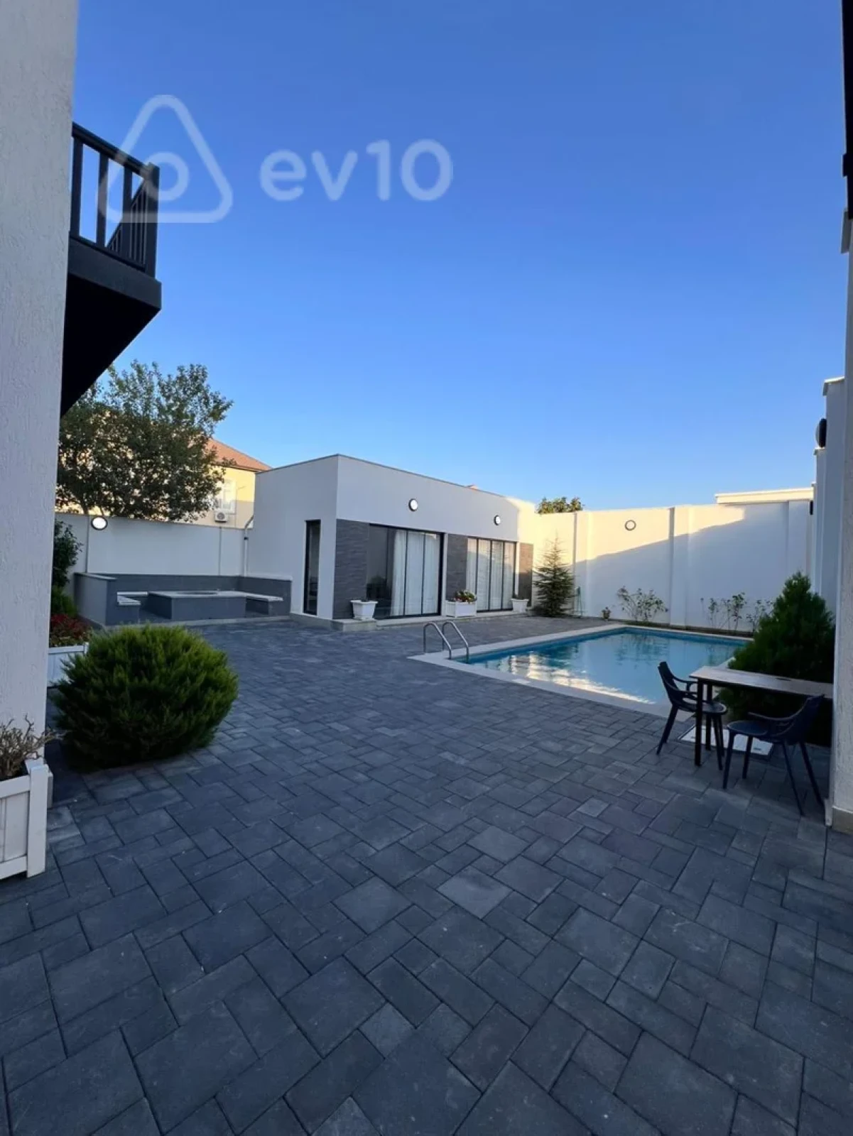 Satılır 4 otaqlı həyət evi 350 m²