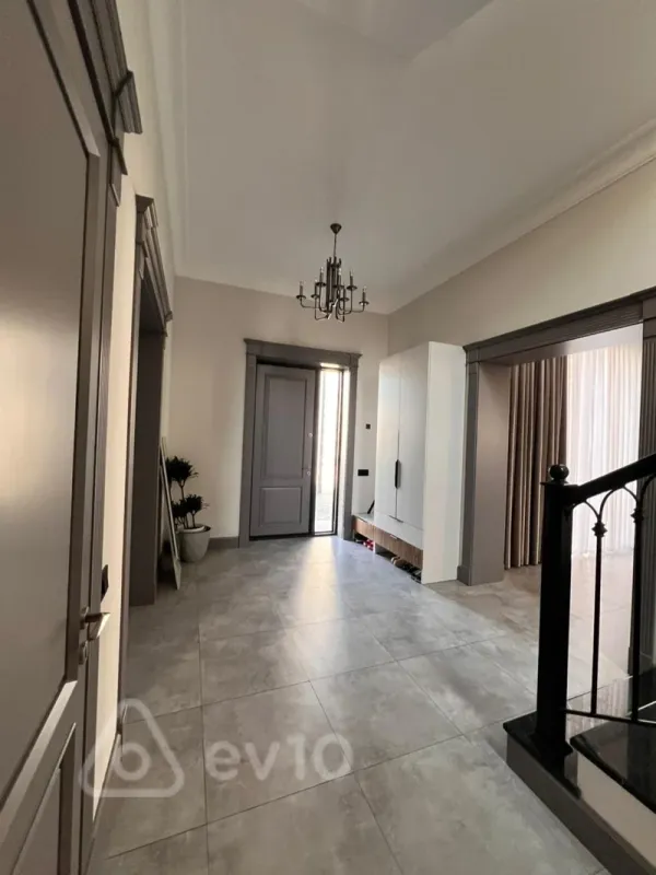 Satılır 4 otaqlı həyət evi 350 m²