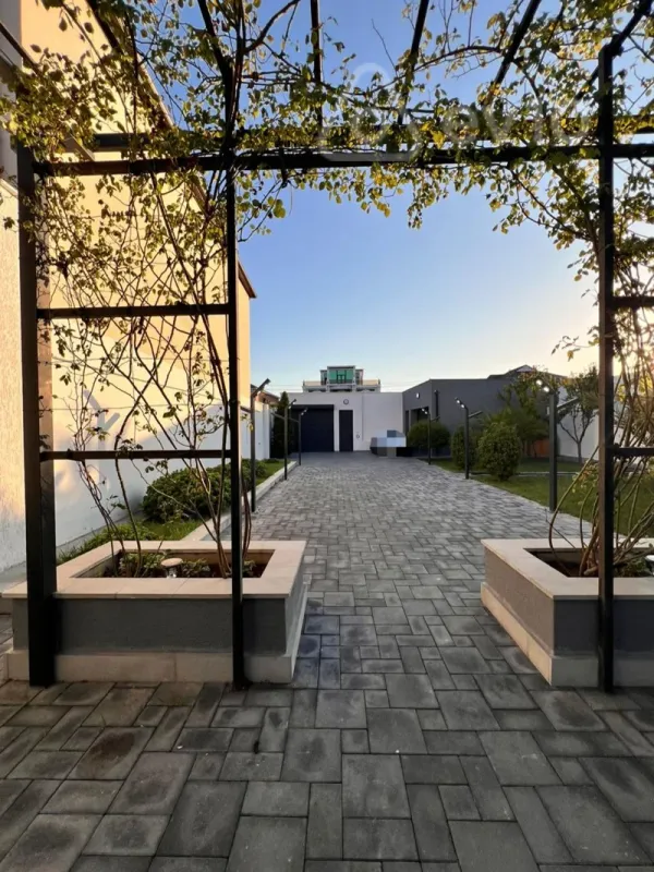 Satılır 4 otaqlı həyət evi 350 m²