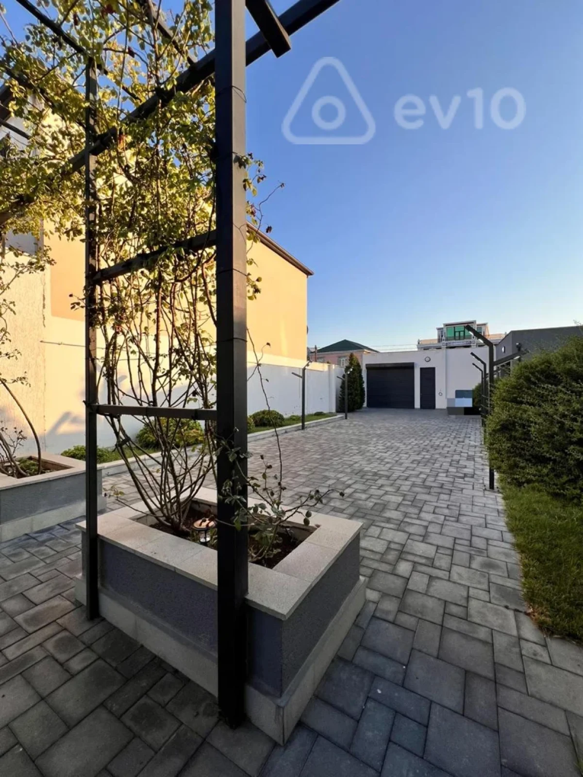 Satılır 4 otaqlı həyət evi 350 m²