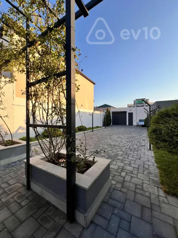 Satılır 4 otaqlı həyət evi 350 m²