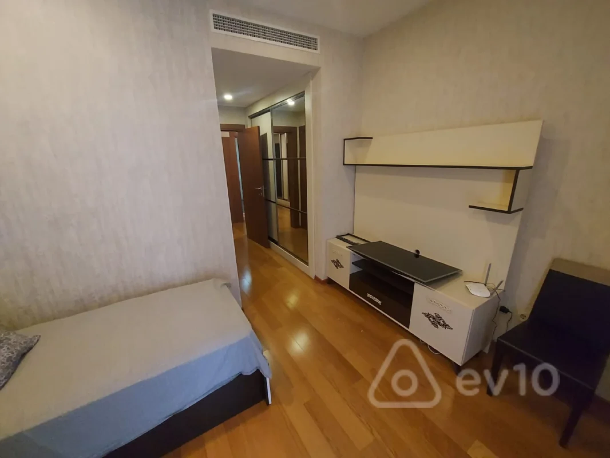 Kirayə verilir 4 otaqlı yeni tikili 220 m²