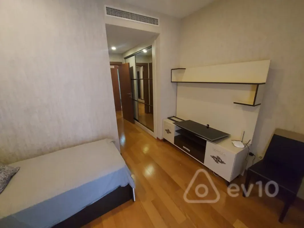 Kirayə verilir 4 otaqlı yeni tikili 220 m²