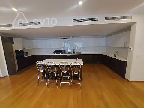 Kirayə verilir 4 otaqlı yeni tikili 220 m²