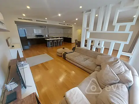 Kirayə verilir 4 otaqlı yeni tikili 220 m²