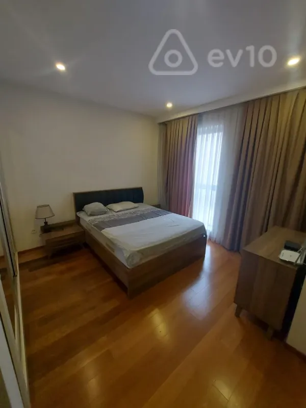 Kirayə verilir 4 otaqlı yeni tikili 220 m²