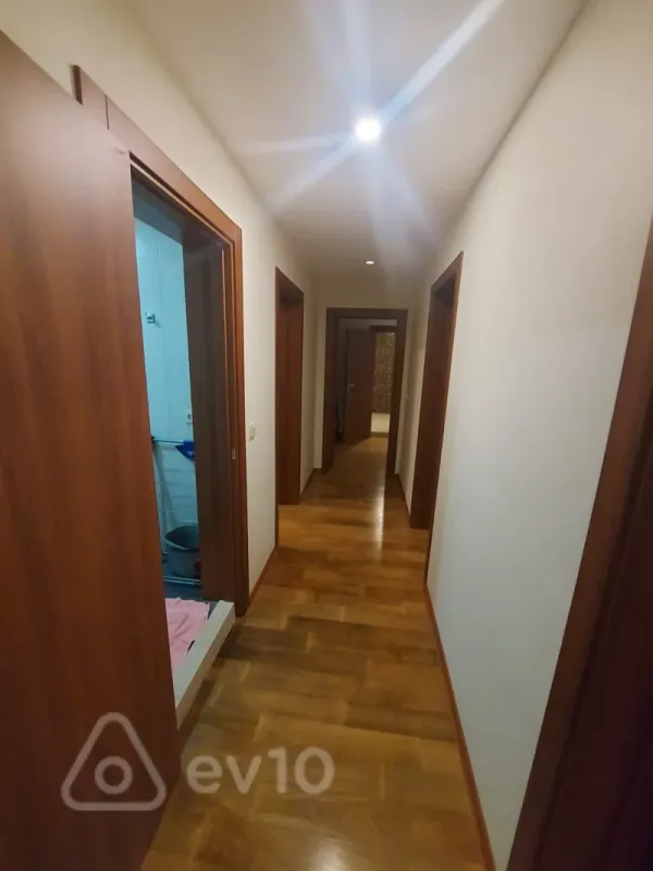 Kirayə verilir 4 otaqlı yeni tikili 220 m²