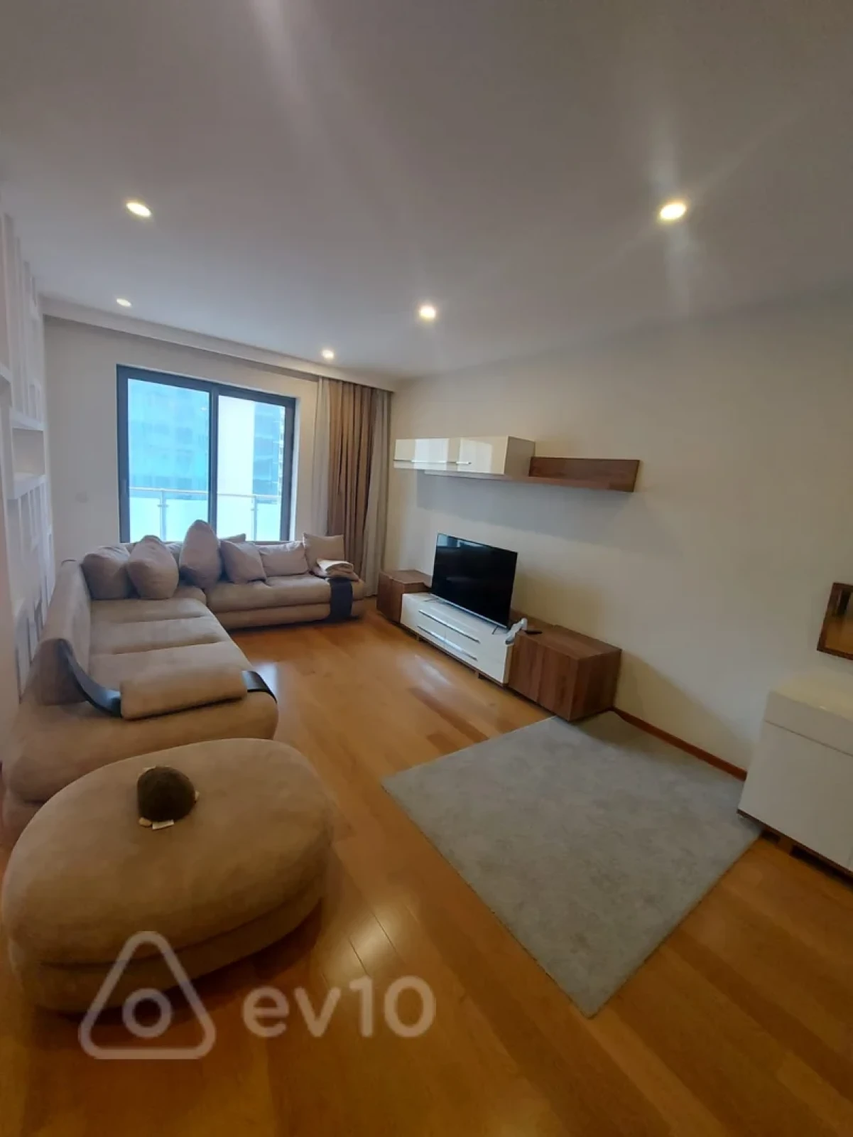 Kirayə verilir 4 otaqlı yeni tikili 220 m²