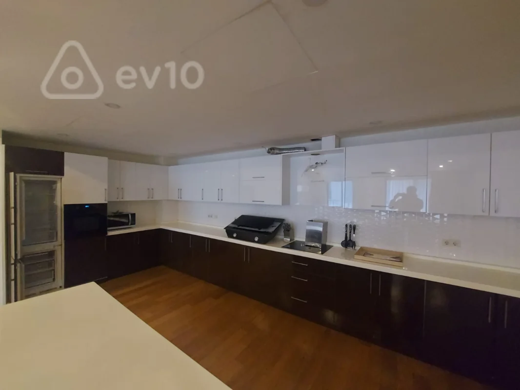 Kirayə verilir 4 otaqlı yeni tikili 220 m²
