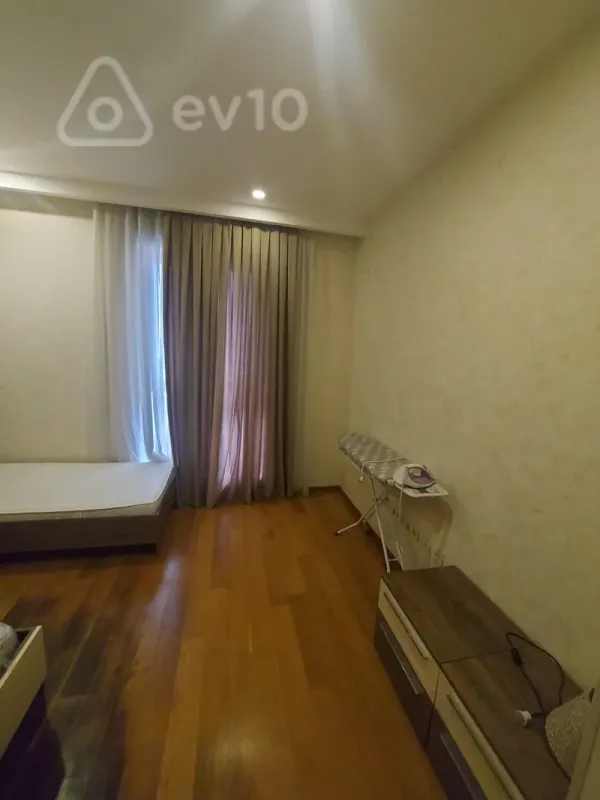 Kirayə verilir 4 otaqlı yeni tikili 220 m²