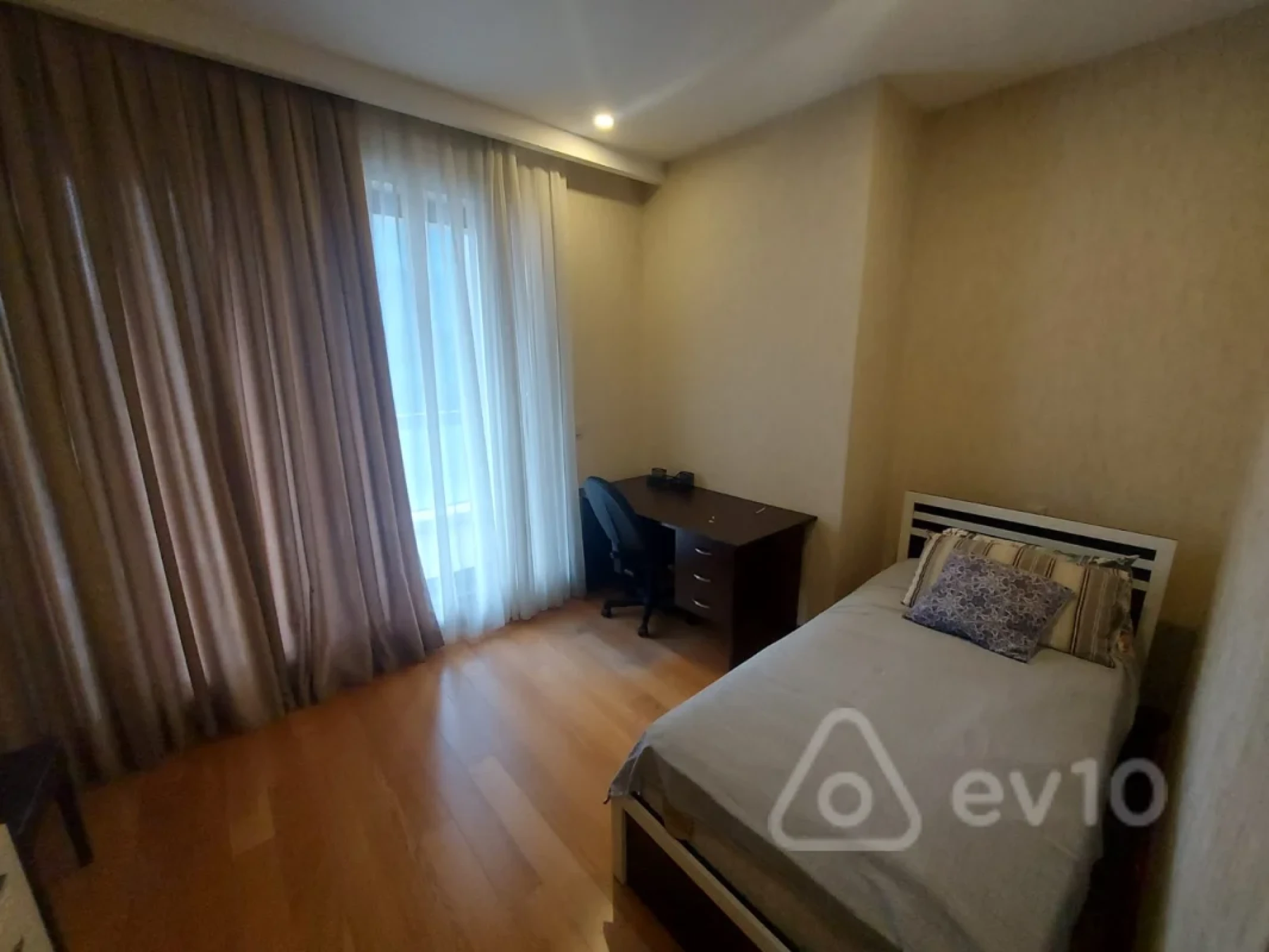 Kirayə verilir 4 otaqlı yeni tikili 220 m²
