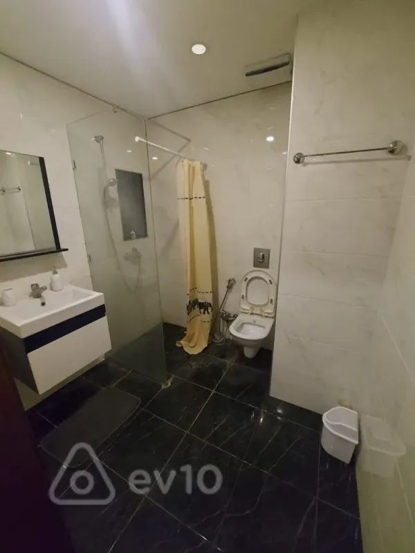 Kirayə verilir 4 otaqlı yeni tikili 220 m²