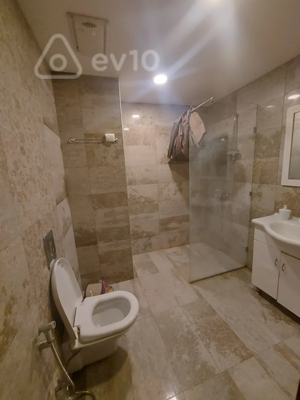 Kirayə verilir 4 otaqlı yeni tikili 220 m²