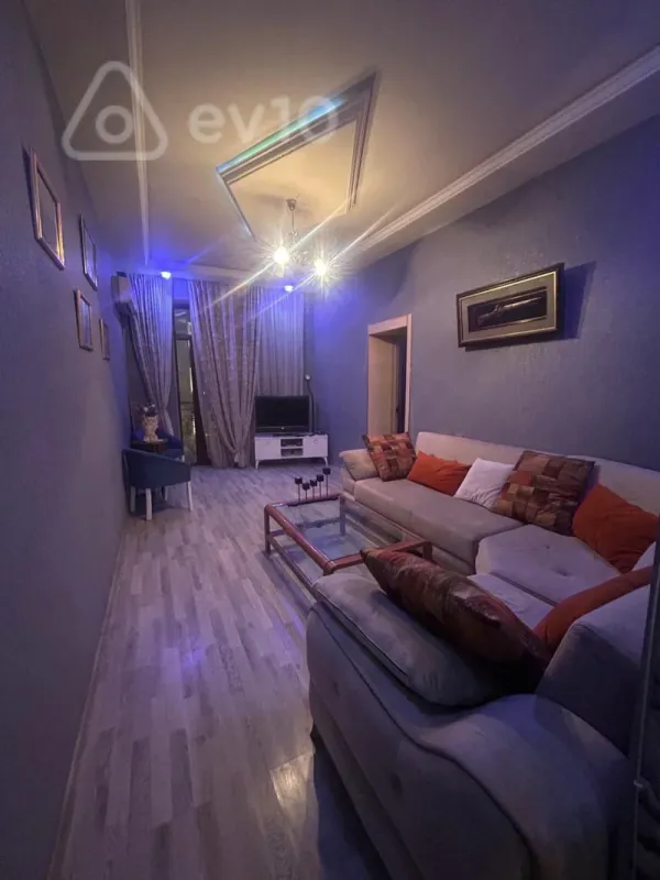 Kirayə verilir 2 otaqlı köhnə tikili 65 m²