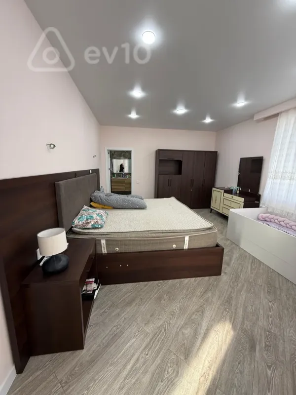 Satılır 5 otaqlı həyət evi 309 m²