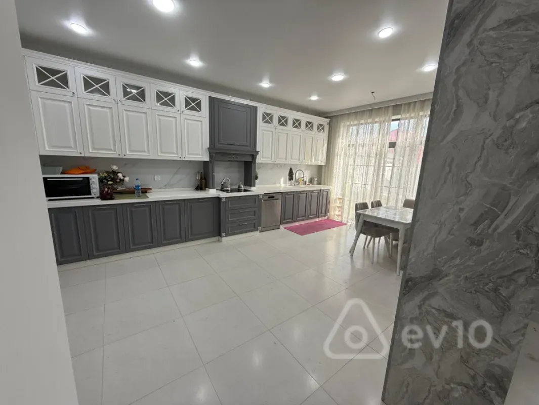 Satılır 5 otaqlı həyət evi 309 m²