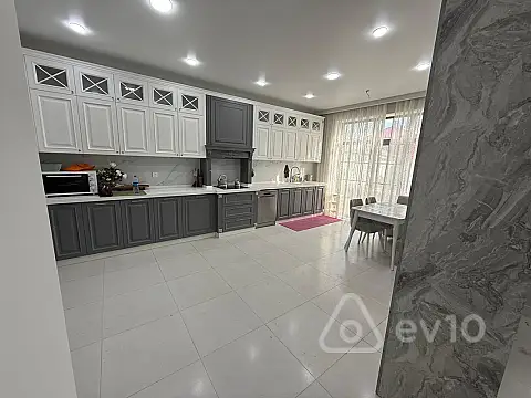 Satılır 5 otaqlı həyət evi 309 m²