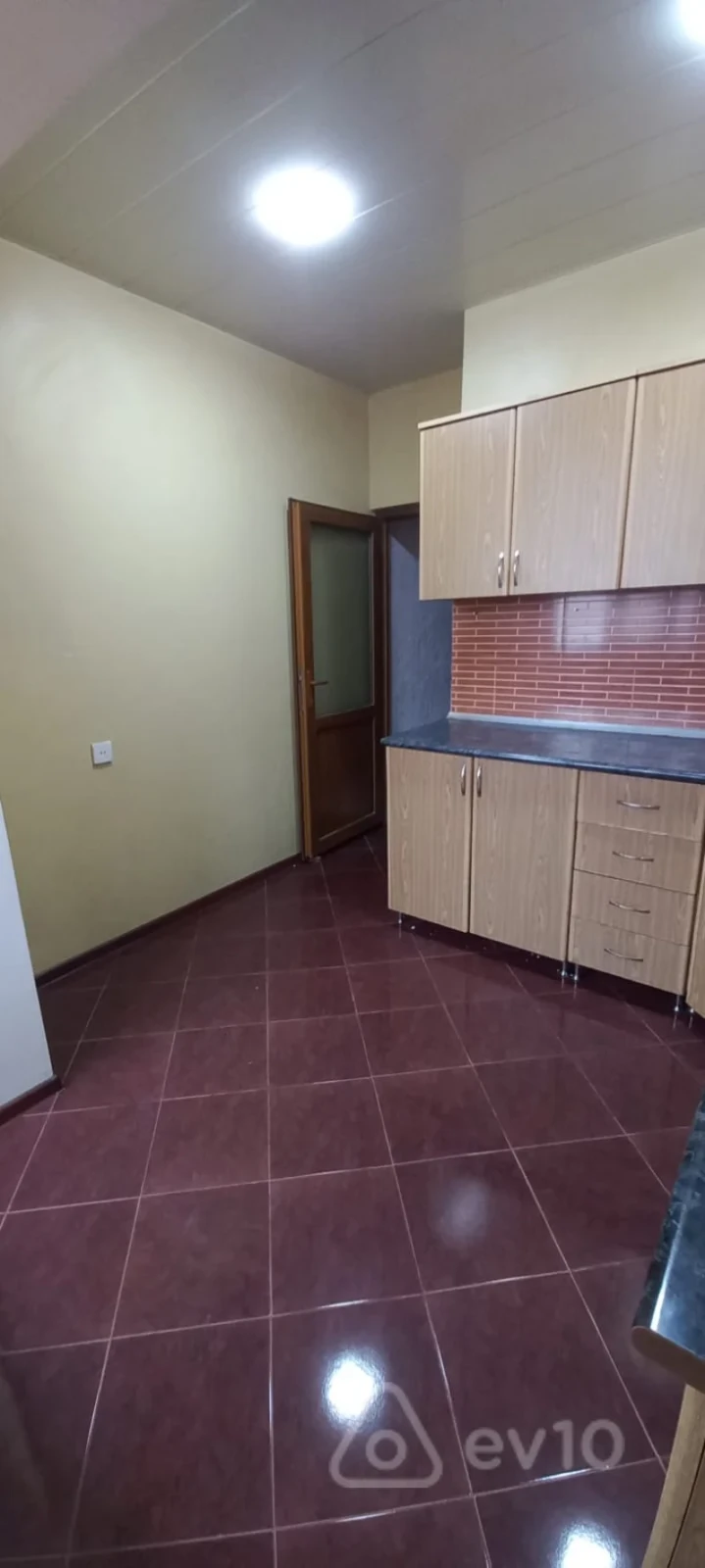 Satılır 5 otaqlı köhnə tikili 120 m²