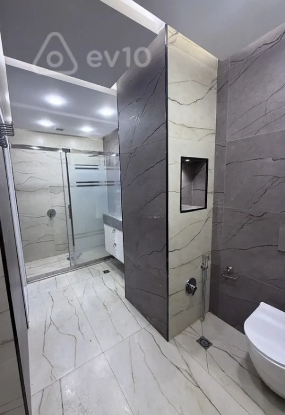 Satılır 3 otaqlı köhnə tikili 94 m²