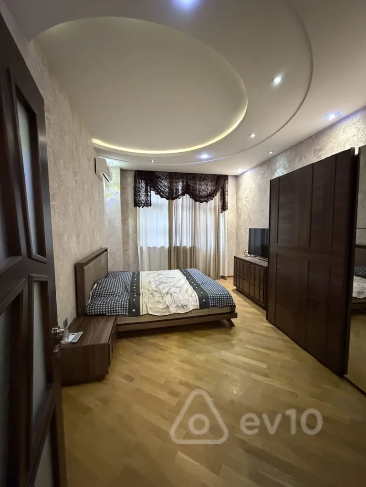 Kirayə verilir 4 otaqlı yeni tikili 138 m²