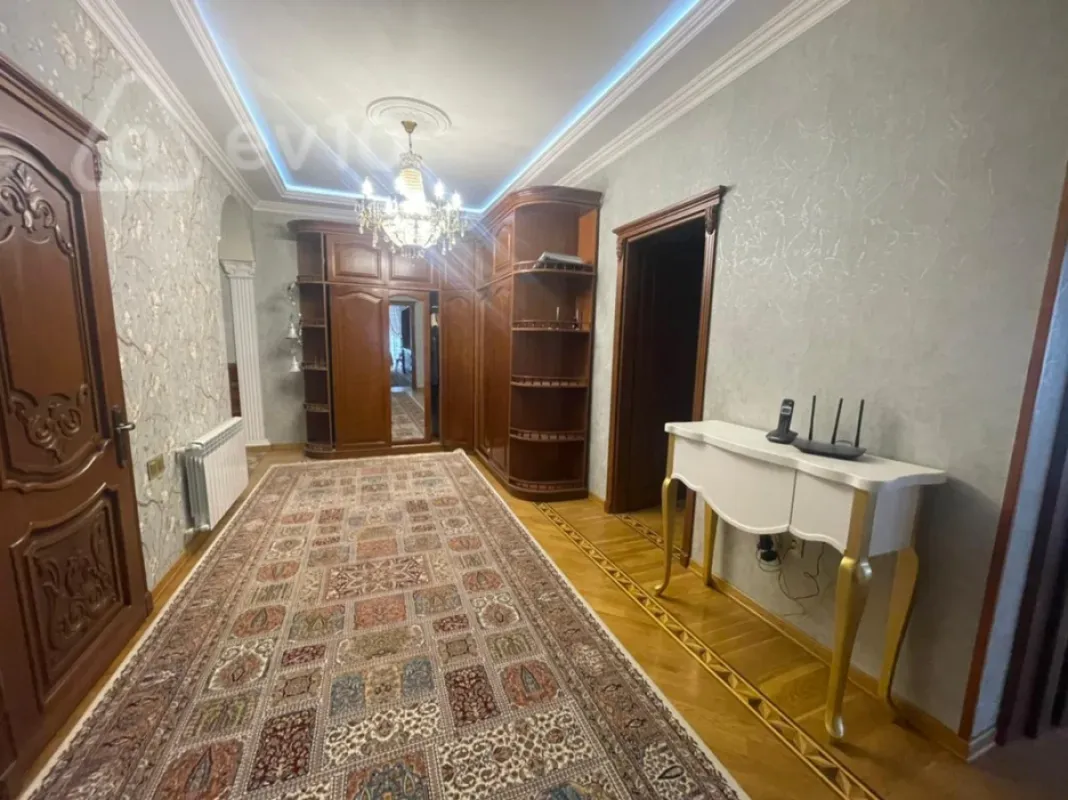 Kirayə verilir 3 otaqlı yeni tikili 170 m²