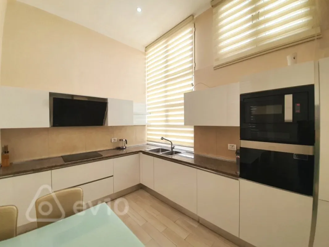 Kirayə verilir 4 otaqlı köhnə tikili 170 m²