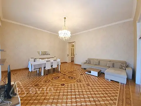 Kirayə verilir 4 otaqlı köhnə tikili 170 m²