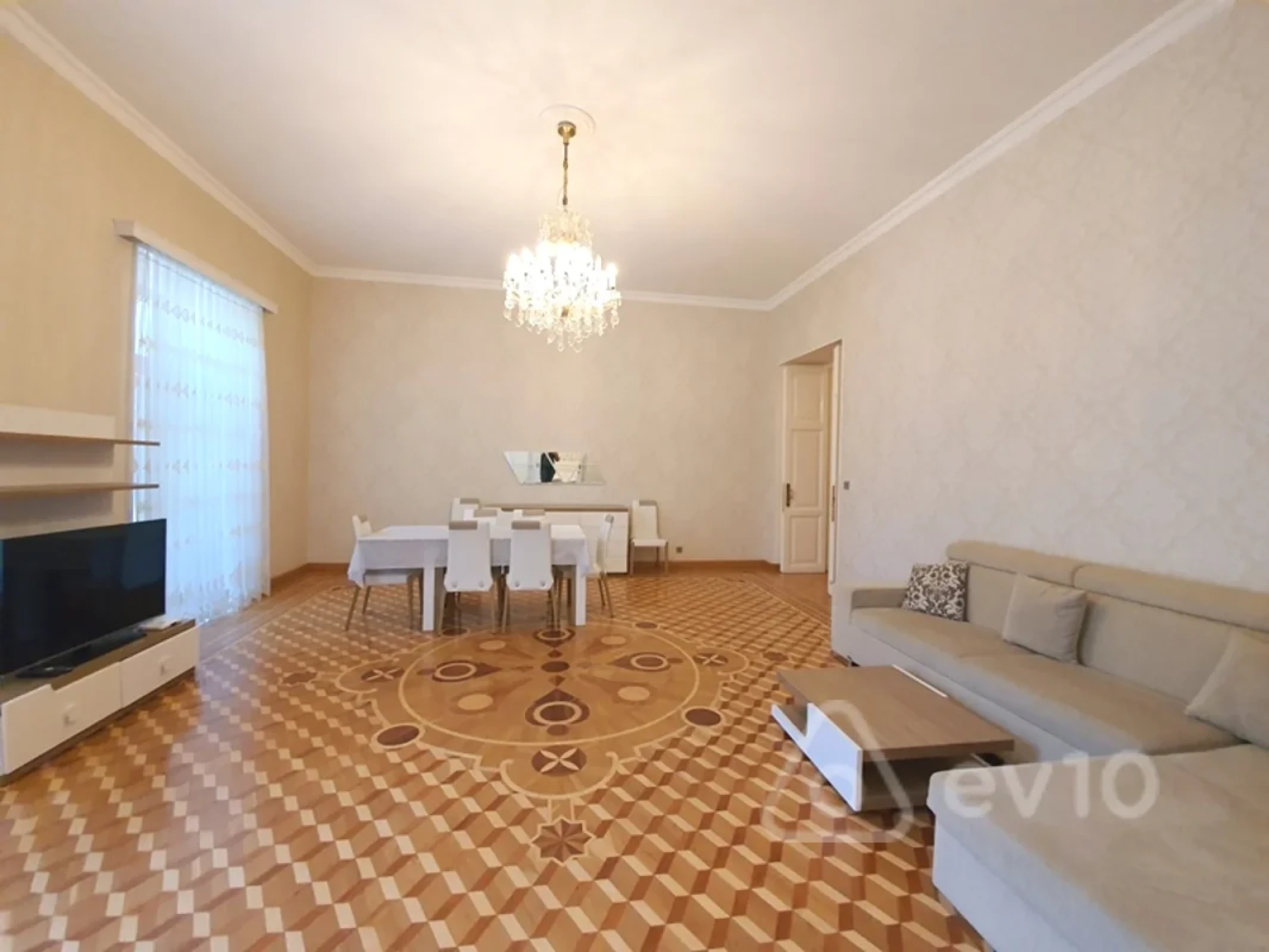 Kirayə verilir 4 otaqlı köhnə tikili 170 m²