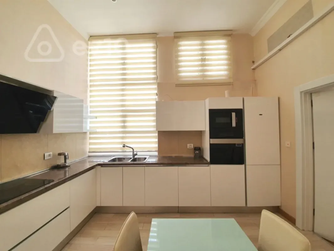 Kirayə verilir 4 otaqlı köhnə tikili 170 m²