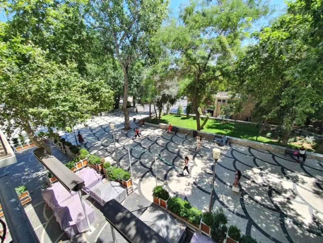 Kirayə verilir 4 otaqlı köhnə tikili 170 m²