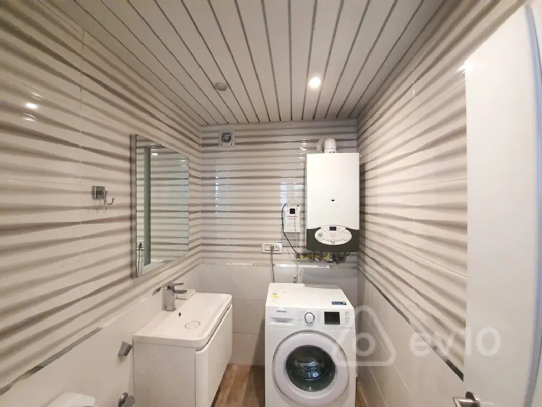 Kirayə verilir 4 otaqlı köhnə tikili 170 m²